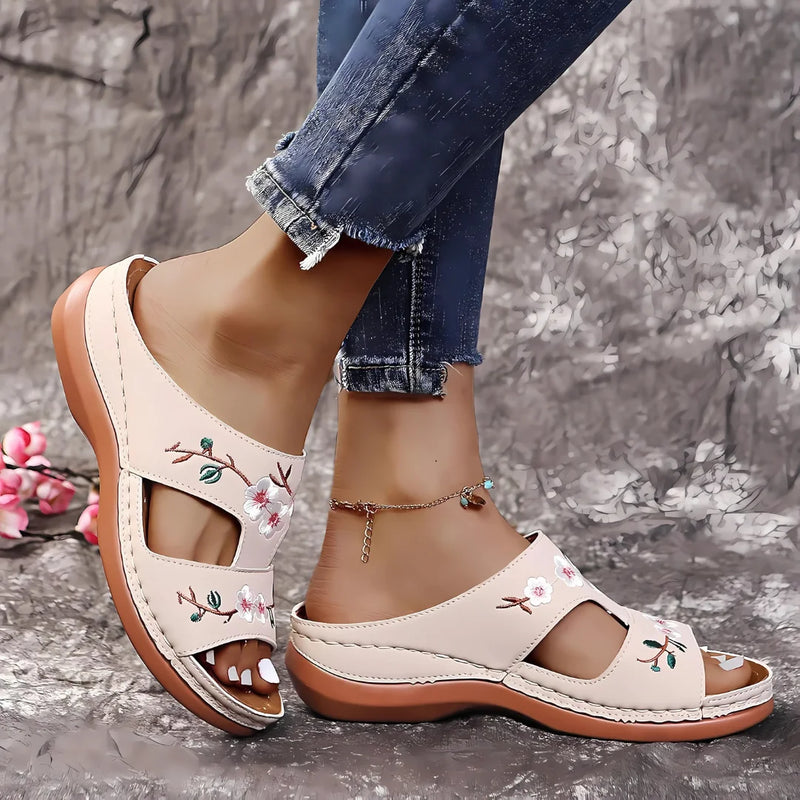 Bequeme Blumen-Wedge-Sandalen