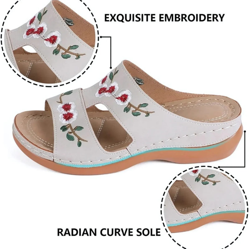 Bequeme Blumen-Wedge-Sandalen
