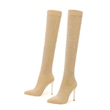 Stylische kniehohe Stiefel mit funkelnden Strasssteinen