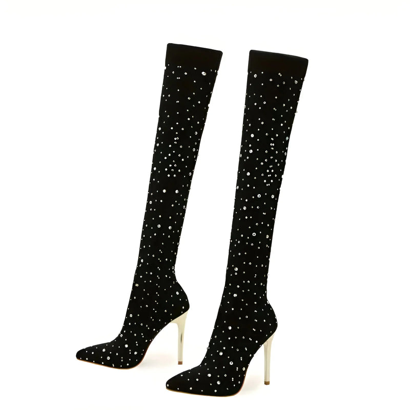 Stylische kniehohe Stiefel mit funkelnden Strasssteinen